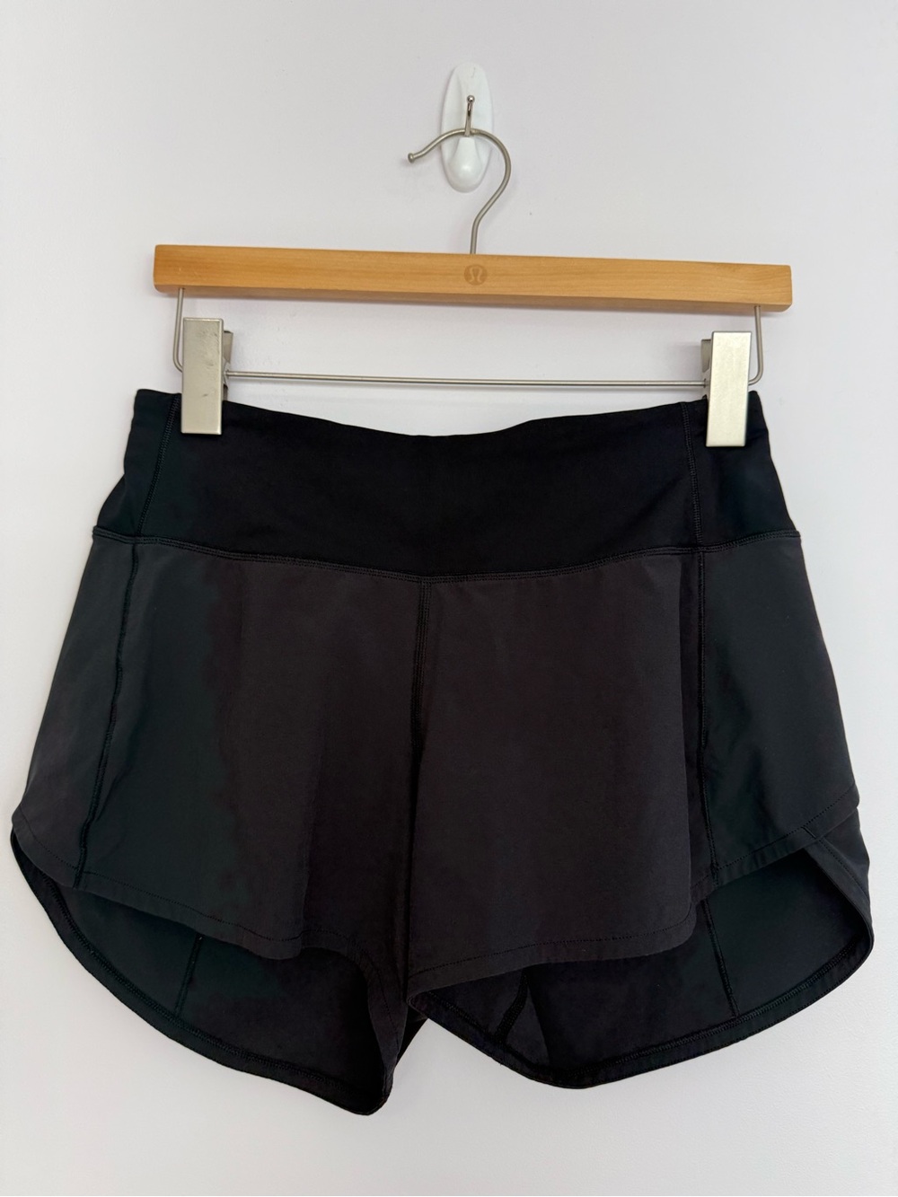 33: Lululemon Speed Up Mid-Rise Short 4" Black Size 4